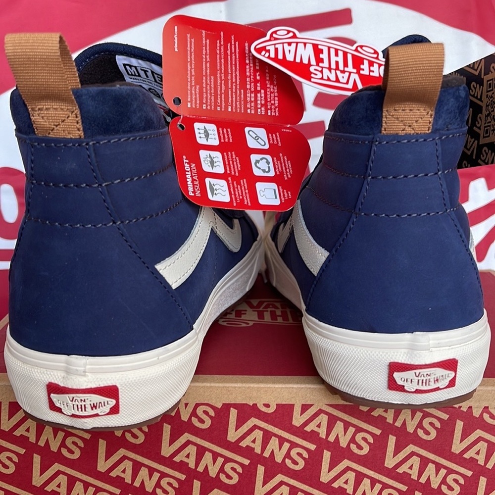 Vans Sk8-Hi Mte-1
Dress Blues/Nubuck
VNOA5HZYA07
WMNS boots - sneakers - Picture 15 of 16